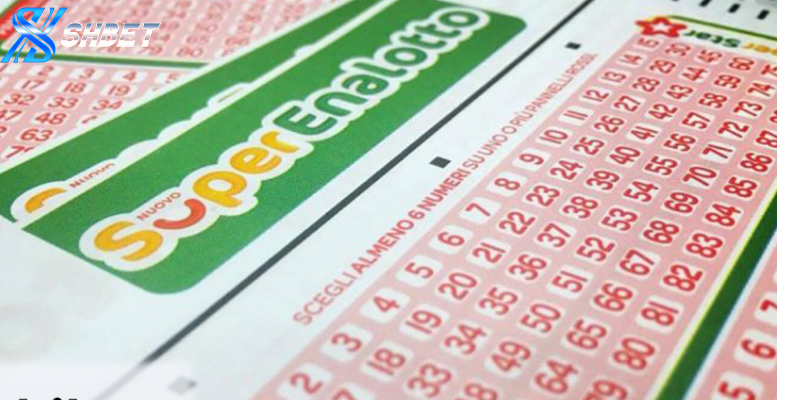 Hình ảnh minh họa vé số SuperEnalotto với các con số may mắn.