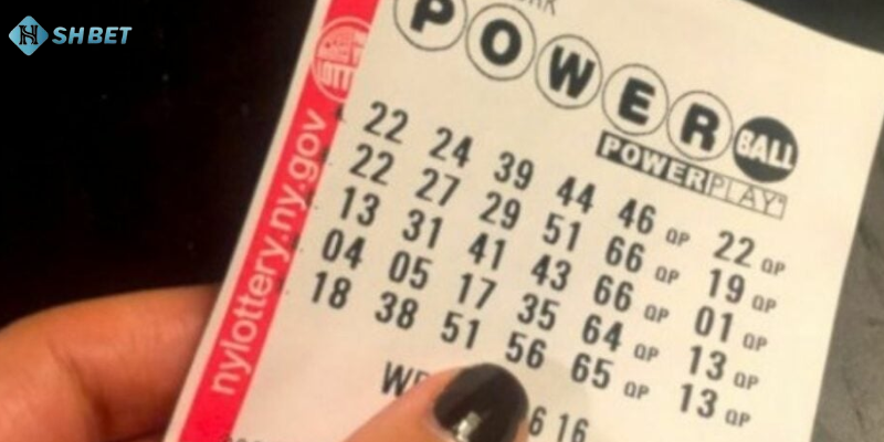 Tấm vé xổ số kiểu Mỹ với dãy số được chọn trước khi quay thưởng.